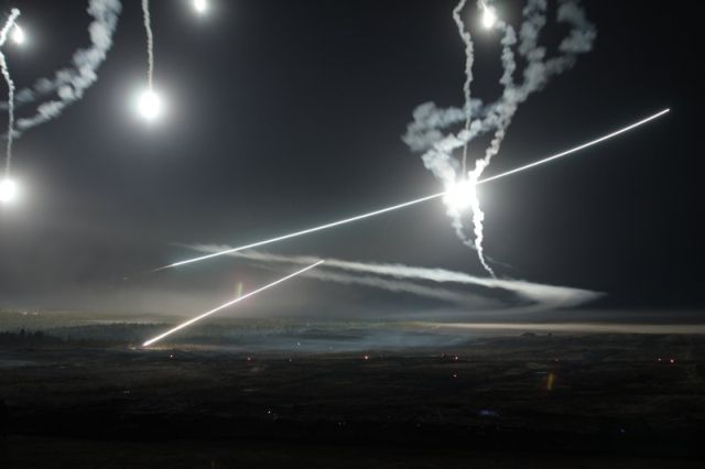 How does a battle look like in the night? (19 pics)