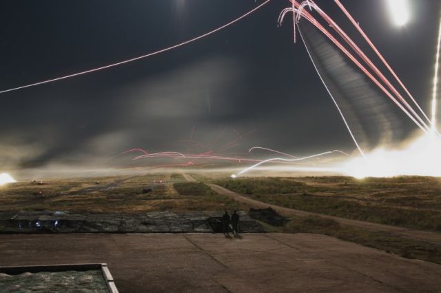 How does a battle look like in the night? (19 pics)