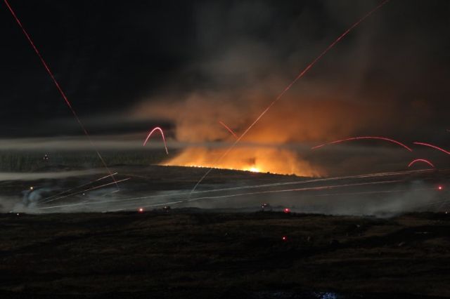 How does a battle look like in the night? (19 pics)