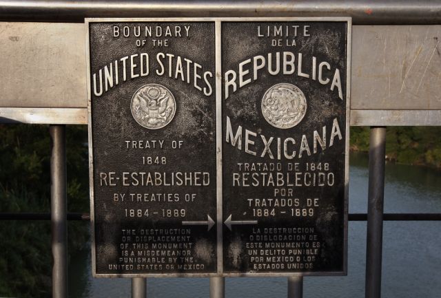 The Mexico - United States barrier (33 pics)