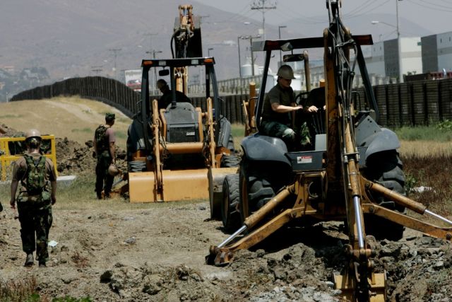 The Mexico - United States barrier (33 pics)