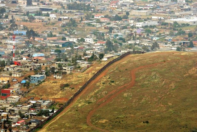 The Mexico - United States barrier (33 pics)
