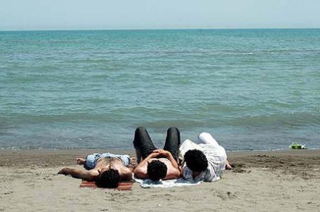 Funny guys in seashore!!! (4 pics)