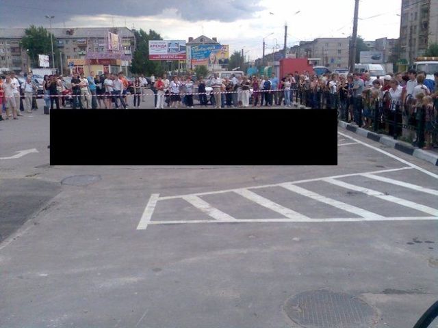 A strange accident in a parking lot (9 pics)