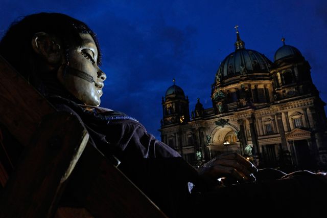 ‘The Berlin Reunion’ by France's Royal de Luxe street theatre company (35 pics)