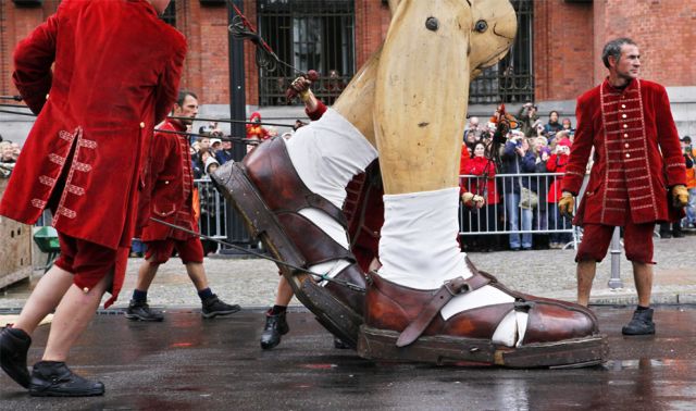 ‘The Berlin Reunion’ by France's Royal de Luxe street theatre company (35 pics)