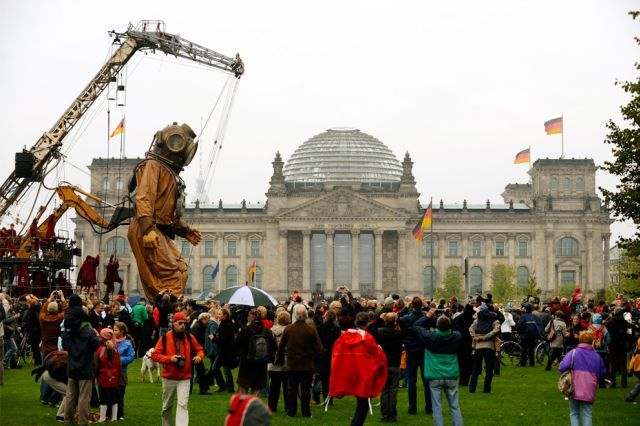 ‘The Berlin Reunion’ by France's Royal de Luxe street theatre company (35 pics)
