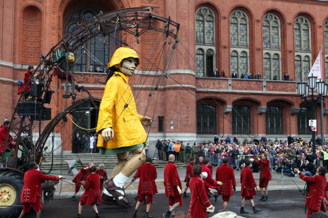 ‘The Berlin Reunion’ by France's Royal de Luxe street theatre company (35 pics)