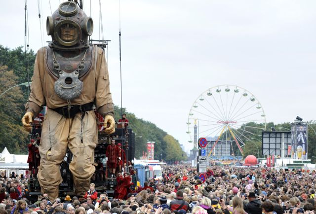 ‘The Berlin Reunion’ by France's Royal de Luxe street theatre company (35 pics)