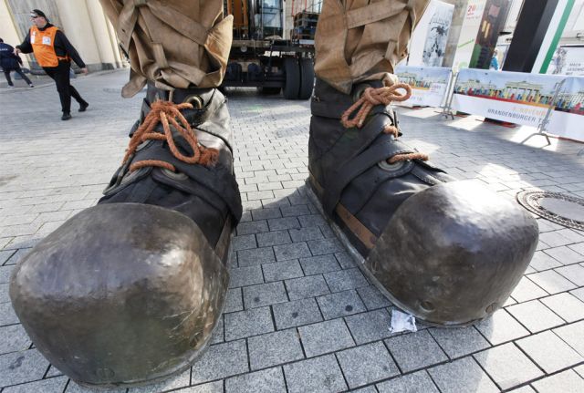 ‘The Berlin Reunion’ by France's Royal de Luxe street theatre company (35 pics)