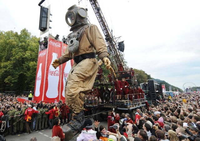 ‘The Berlin Reunion’ by France's Royal de Luxe street theatre company (35 pics)