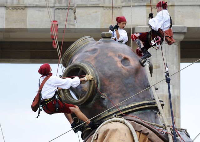 ‘The Berlin Reunion’ by France's Royal de Luxe street theatre company (35 pics)