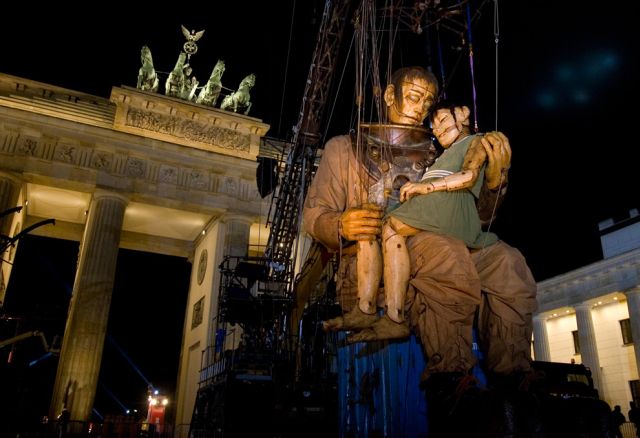 ‘The Berlin Reunion’ by France's Royal de Luxe street theatre company (35 pics)