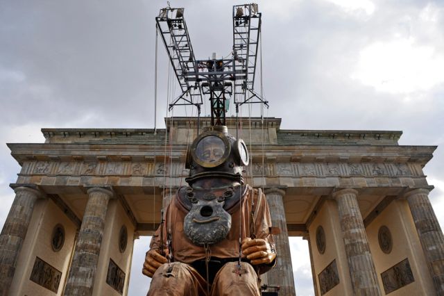 ‘The Berlin Reunion’ by France's Royal de Luxe street theatre company (35 pics)