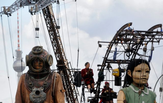 ‘The Berlin Reunion’ by France's Royal de Luxe street theatre company (35 pics)