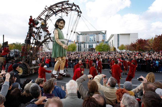 ‘The Berlin Reunion’ by France's Royal de Luxe street theatre company (35 pics)