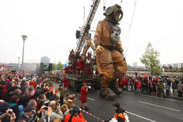 ‘The Berlin Reunion’ by France's Royal de Luxe street theatre company (35 pics)