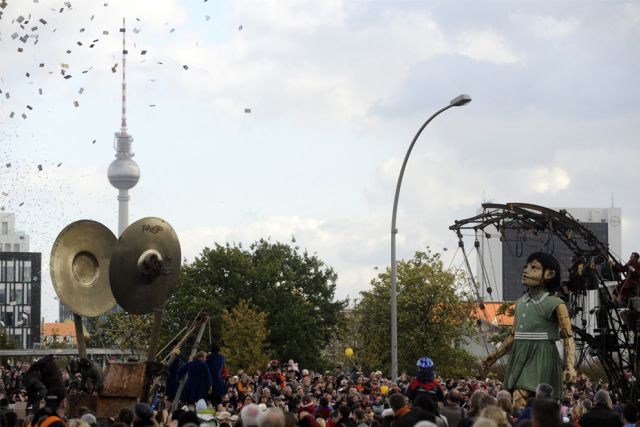 ‘The Berlin Reunion’ by France's Royal de Luxe street theatre company (35 pics)
