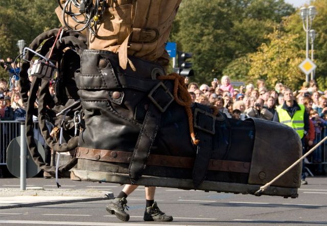 ‘The Berlin Reunion’ by France's Royal de Luxe street theatre company (35 pics)