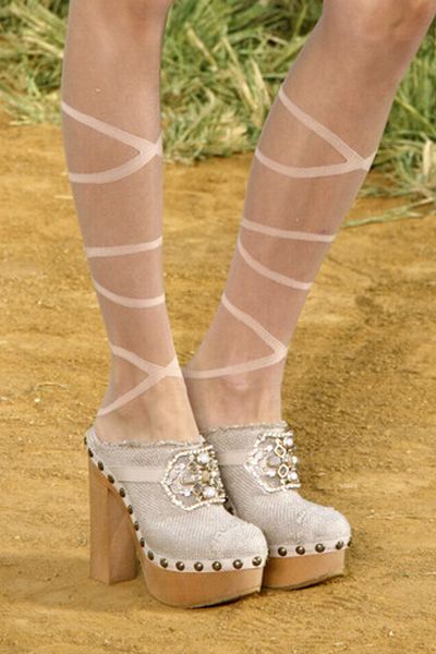 http://izismile.com/img/img2/20091013/bonus//8/fashion_footwear_11.jpg