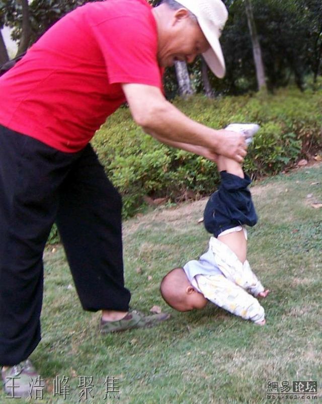 Extreme gymnastics for the baby (7 pics)