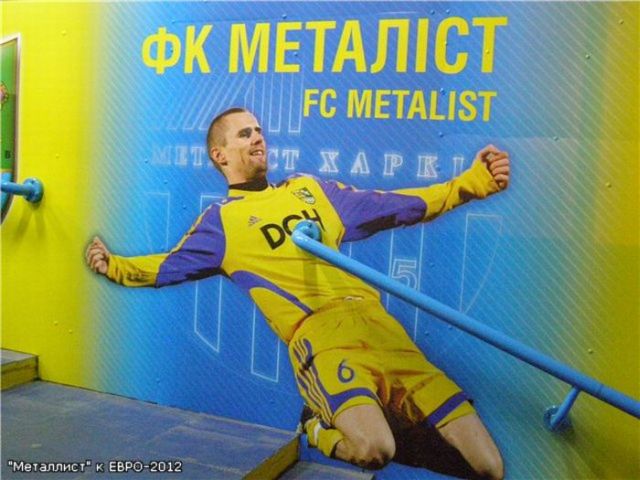 Failed soccer drawings on a Ukrainian subway station (3 pics)
