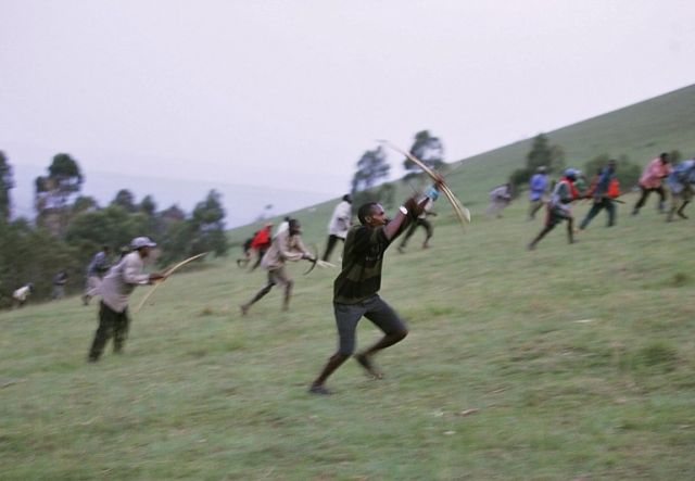 A war with bows and arrows in Kenya (18 pics)