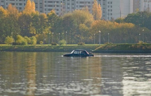 Lada “riding” on the water?!! (11 pics)