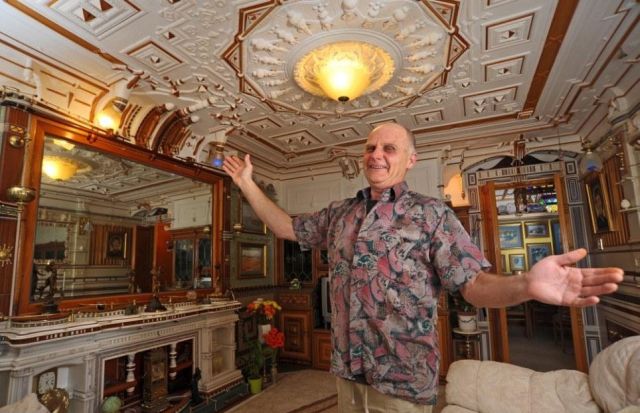 Man turns his apartment into ‘the Palace of Versailles’ (6 pics)