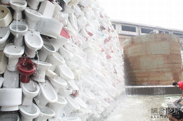 Unusual wall or a toilet art (20 pics)