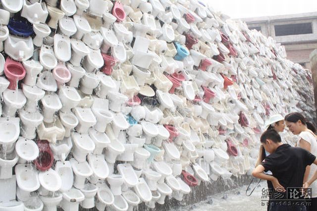 Unusual wall or a toilet art (20 pics)