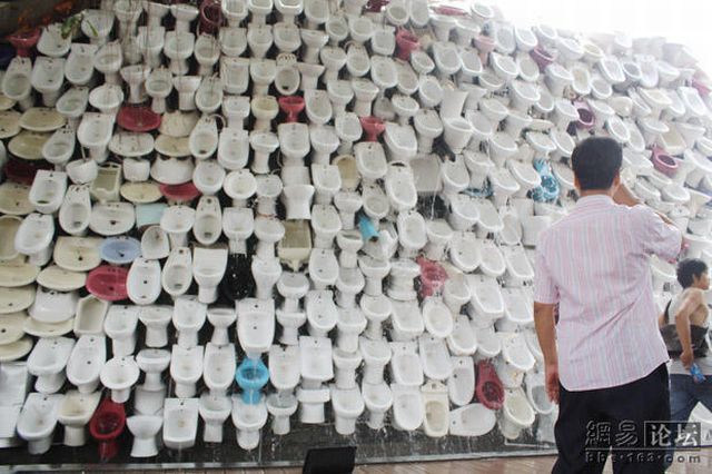 Unusual wall or a toilet art (20 pics)