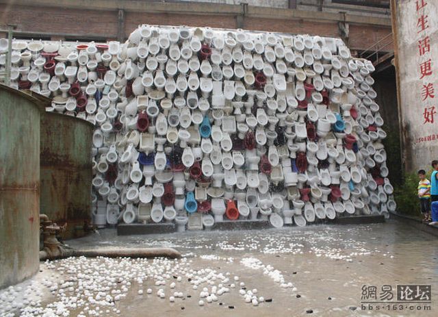 Unusual wall or a toilet art (20 pics)