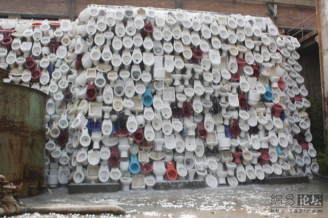 Unusual wall or a toilet art (20 pics)
