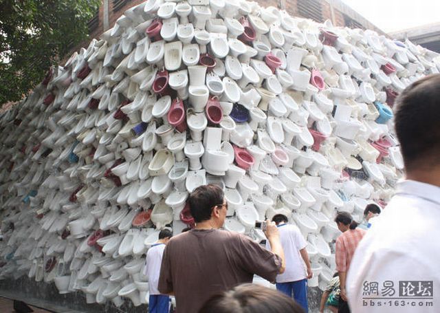 Unusual wall or a toilet art (20 pics)