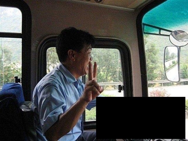 Chinese bus driver has his own way to drive! (6 pics)