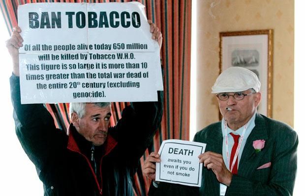 Funny juxtapositions of people and signs (23 pics)