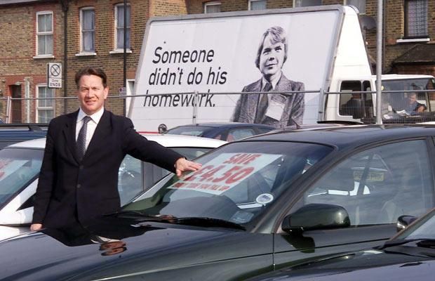 Funny juxtapositions of people and signs (23 pics)