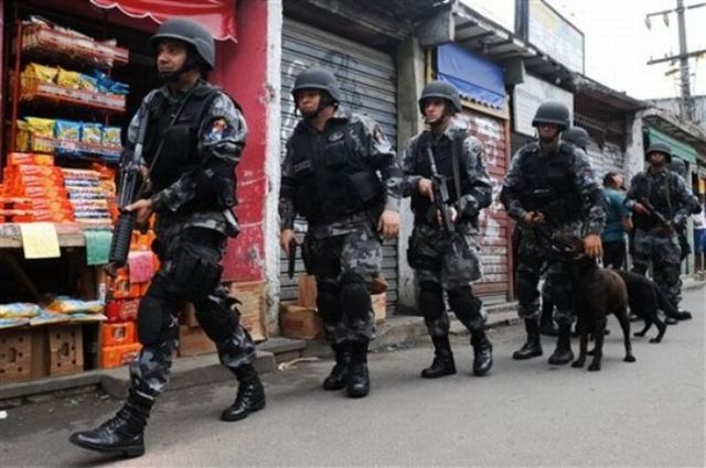 Slum war in Rio de Janeiro (35 pics)