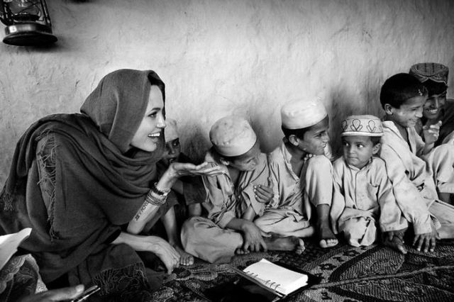 Beautiful Black and White Photos of Angelina Jolie in Afghanistan (20 pics)