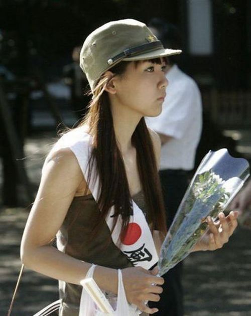 Awkward Situation Between a Veteran and a Girl (4 pics)