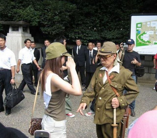 Awkward Situation Between a Veteran and a Girl (4 pics) Awkward Situation Between a Veteran and a Girl (4 pics)