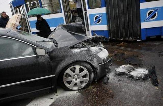 Tram vs Volkswagen Phaeton (7 pics)
