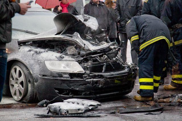 Tram vs Volkswagen Phaeton (7 pics)
