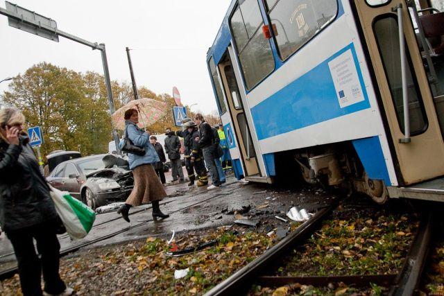 Tram vs Volkswagen Phaeton (7 pics)