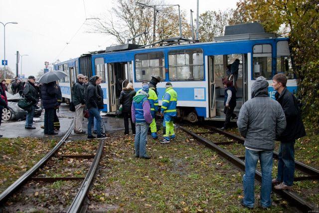Tram vs Volkswagen Phaeton (7 pics)
