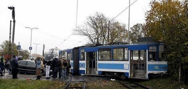 Tram vs Volkswagen Phaeton (7 pics)