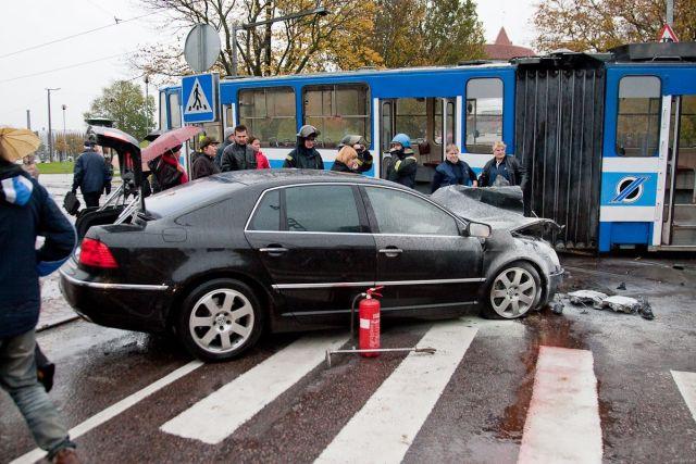 Tram vs Volkswagen Phaeton (7 pics)