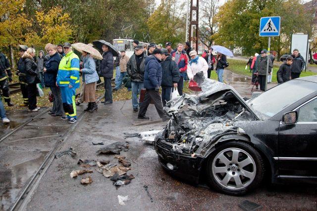 Tram vs Volkswagen Phaeton (7 pics)