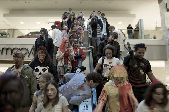 Zombie Walk at the Monroeville Mall (15 pics)